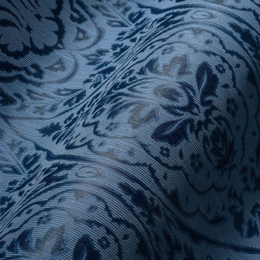 Nagyformátumú exkluzív barokk díszítőminta csillogó textil részletekkel világoskék kék és antracit tónus fémes fény tapéta