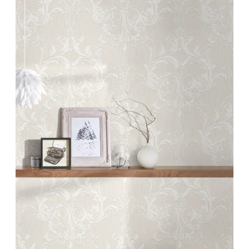 Textil háttér és a finoman kidolgozott textura bravúros összjátéka - barokk díszítés krém és fehér tónus finom fény tapéta