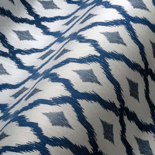 Textil és a klasszikus szímbiózusa - káróminta modern átiratban fehér világoskék és kék tónus finom fémes fény tapéta