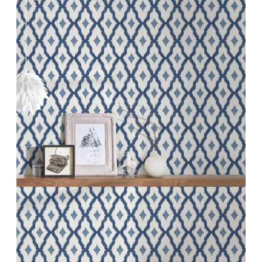 Textil és a klasszikus szímbiózusa - káróminta modern átiratban fehér világoskék és kék tónus finom fémes fény tapéta