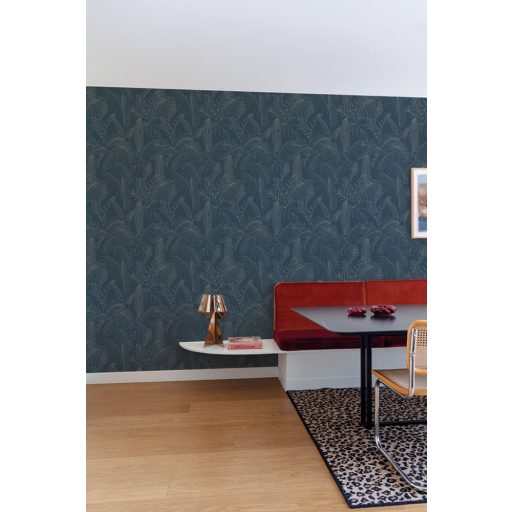 Grafikus ábrázolású /tollrajz/ változatos trópusi levelek kék/sötétkék és törtfehér tónus tapéta