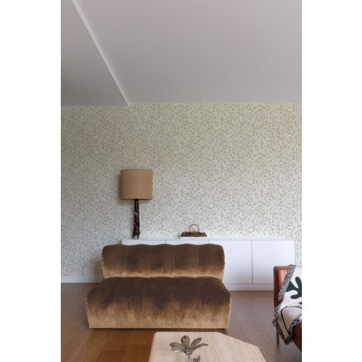 Stilizált filigrán levelek mintája textil háttéren törtfehér és fényes arany mintarajzolat tapéta