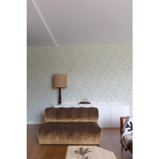 Stilizált filigrán levelek mintája textil háttéren törtfehér és fényes ezüst mintarajzolat tapéta