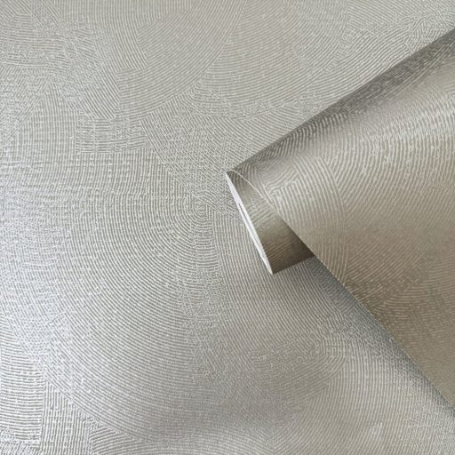 Art deco ihletésű dinamikus legyező (koncentrikus körcikkek) mintája szürke/szürkésbézs és ezüst tónus fémes hatás tapéta