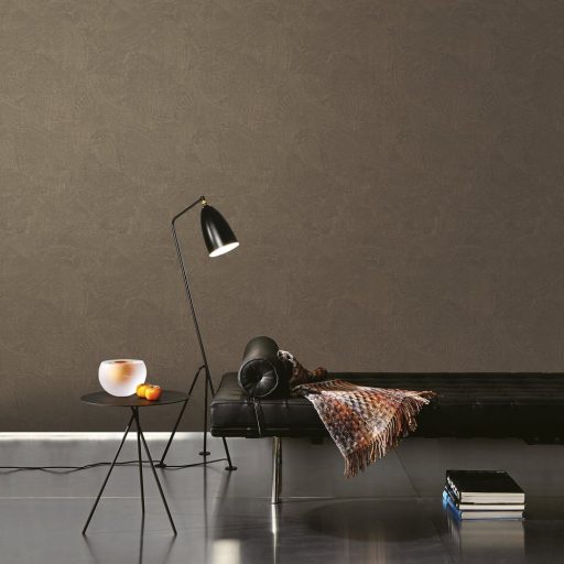 Art deco ihletésű dinamikus legyező (koncentrikus körcikkek) mintája meleg mogyoróbarna/sötétbarna és arany tónus fémes hatás tapéta