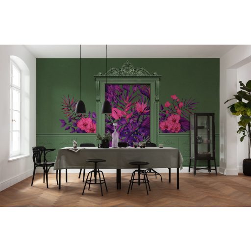 Barokk stílusú enteriőr élénk trópusi virágmintával feldobva mélyzöld lila/bíbor és rózsaszín/magenta tónus falpanel