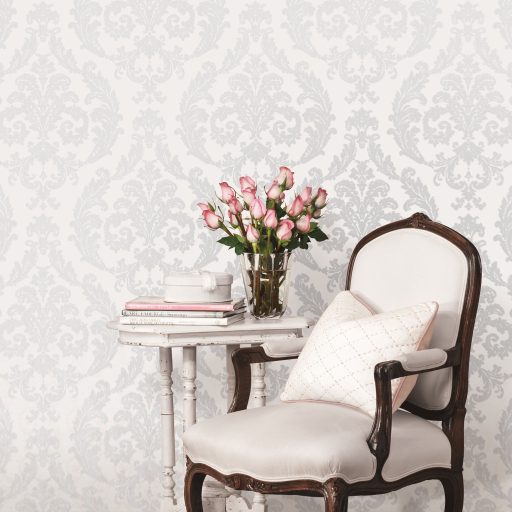 Klasszikus barokk díszítőminta textil háttéren fehér/krémfehér és ezüstszürke tónus finom fémes hatás tapéta