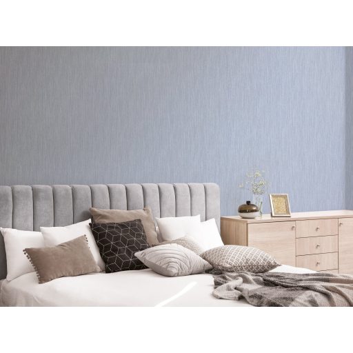 Finom csíkozású strukturált minta csillogó ezüstszálakkal kék és világoskék tónus fémes hatás tapéta 