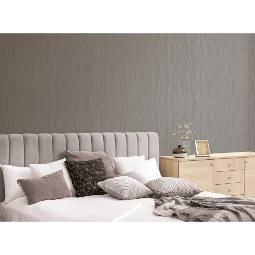 Finom csíkozású strukturált minta csillogó ezüstszálakkal barna és ezüstszürke tónus fémes hatás tapéta