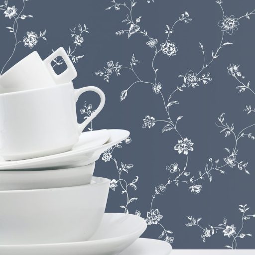 Virágos indák költői és harmonikus elegáns mintája tengerészkék és fehér tónus tapéta