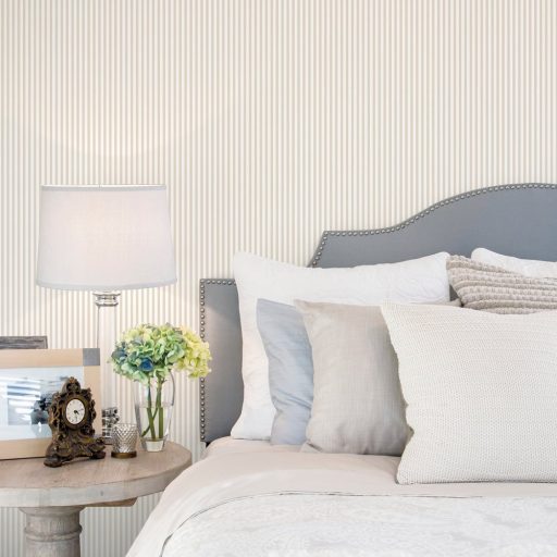 A klasszikus elegancia időtlen szépsége - finoman csíkozott minta krém és lágy bézs tónus tapéta