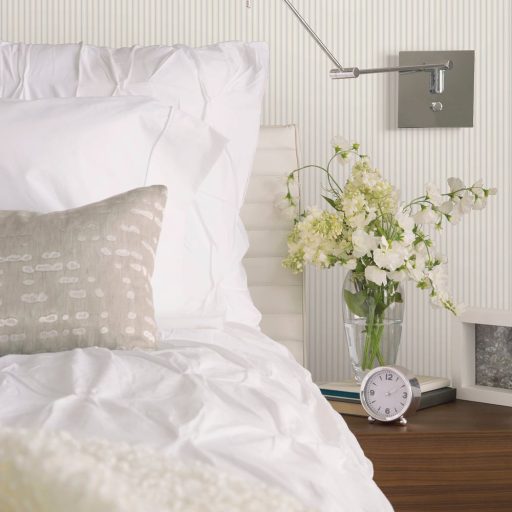 Örök és időtlen klasszikus! Kifinomult harmonikus csíkozású minta fehér és halvány kék/szürkéskék tónus tapéta