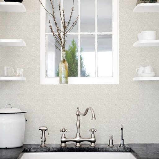 Kifejezetten nőies finom virágminta a kecsesség botanikai szinonímája meleg szürke és fehér tónus tapéta