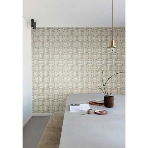 Változatos geometriai minta négyzetekbe rendezve homokszín bézs és barna tónus fémes részletek tapéta