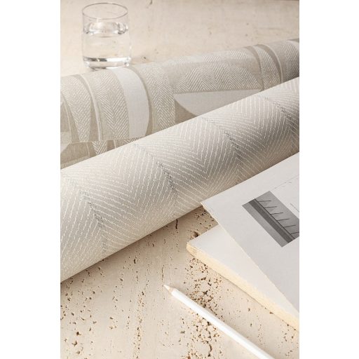 Változatos geometriai minta négyzetekbe rendezve homokszín bézs és barna tónus fémes részletek tapéta