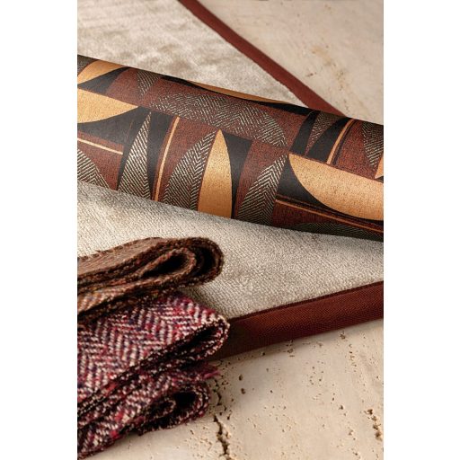 Változatos geometriai minta négyzetekbe rendezve bordó/vörösesbarna aranysárga fekete és zöldarany tónus fémes részletek tapéta