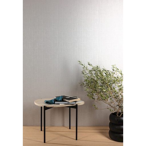 Változatos csíkos minta geometriai formákba rendezve és forgatva szürke homokszín és ezüstfehér tónus fémes részletek tapéta