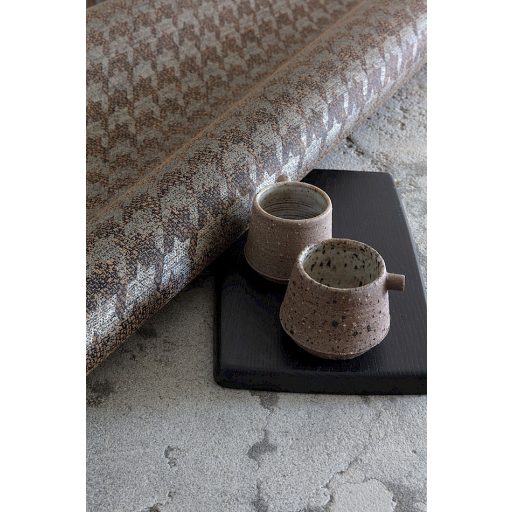 Bonyolult textilmotívum - köznyelvben csirkelábnyom minta szürkésbarna barna és rézszín tónus fimom mintafény tapéta