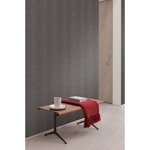 Csíkos durva szövetre emlékeztető apró cikk-cakk minta vörös/vörösesbarna szürke és fekete tónus fémes részletek tapéta