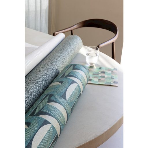 Töredezett halszálkás textilmotívum píneazöld sötétkék és bézsarany tónus fémes részletek tapéta