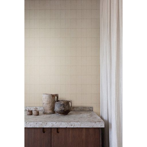 Halszálkás textilmotívum téglalapokba rendezve homokszín krém barna és szürke tónus fémes részletek tapéta