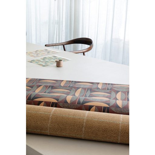 Halszálkás textilmotívum téglalapokba rendezve aranybarna ezüstszürke és zöld tónus fémes részletek tapéta