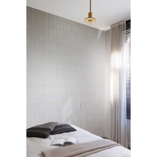 Halszálkás textilmotívum téglalapokba rendezve krémszürke ezüstszürke és aranysárga tónus fémes részletek tapéta