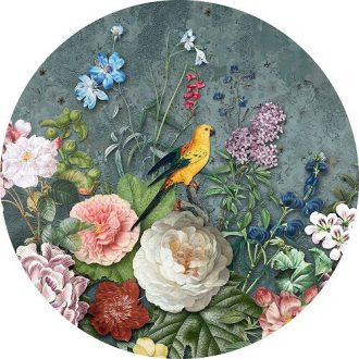   Behang Expresse Floral Utopia INK7594 ABUNDANCE DARK Natur Virágok a bőség kosarából madarakkal betonfal háttéren sötétszürke zöld szines falpanel