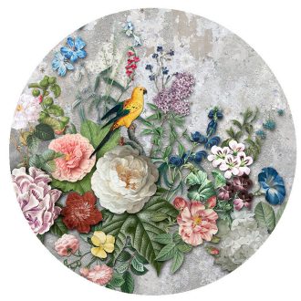   Behang Expresse Floral Utopia INK7602 ABUNDANCE LIGHT Natur virágok a bőség kosarából madarakkal betonfal háttéren szürke rózsaszín zöld szines falpanel