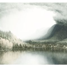   Utazási élmények misztikus megjelenítésben - Hegyi tó fényben és felhőben fehér zöld szürke és szürkéskék tónusok falpanel/digitális nyomat