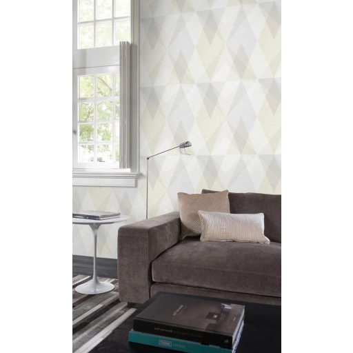 Háronszögek rombuszokká alakuló ritmikus 3D mintája törtfehér krém homokbézs és halvány szürke tónus tapéta