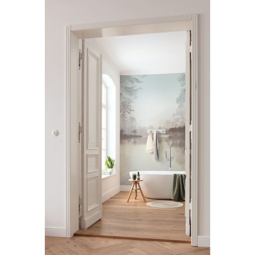 Idilli trópusi táj ködpárás tóval pálmákkal és dzsungelnövényekkel ködfehér bézs barna szürke zöld és felhőkék falpanel/digitális nyomat