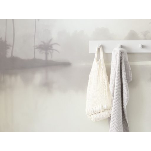 Idilli trópusi táj ködpárás tóval pálmákkal és dzsungelnövényekkel ködfehér bézs barna szürke zöld és felhőkék falpanel/digitális nyomat