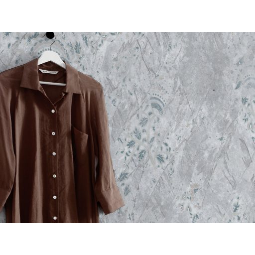 Ősi falfestmény fel-fel bukkanó motívumai beton háttéren szürke barna zöld és világos téglaszín falpanel/digitális nyomat