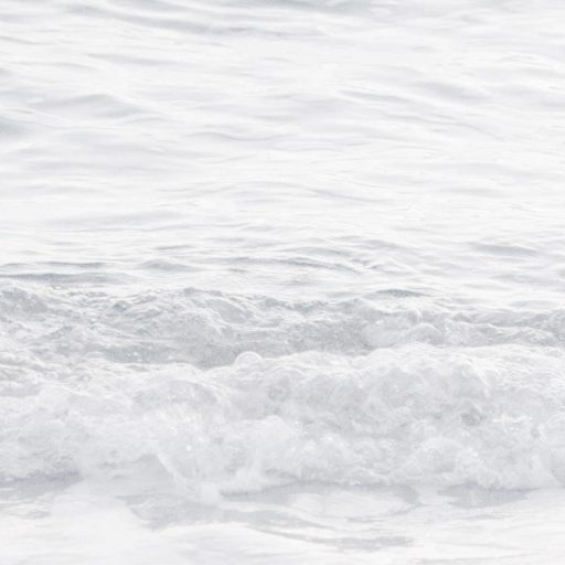 Ezüstpart csak nem Siófokon - Hullámzó óceán homokos parttal törtfehér szürke és ezüst tónus falpanel/digitális nyomat