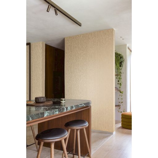 Természetes fa struktúra intarzia jellegű réteges megjelenítésben krém bézs elefántcsont és fémes gyöngyház tónus tapéta