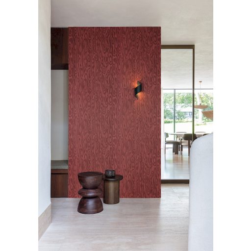 Természetes fa struktúra intarzia jellegű réteges megjelenítésben borvörös/burgundi és fémes sötétbordó tónus tapéta