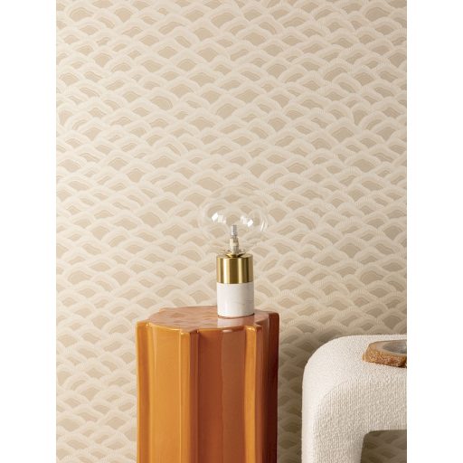 Apró dombok vagy fenyőtobozok pikkelyei? Művészi hullámos motívum krémfehér bézs és holdfény-gyöngyház tónus tapéta