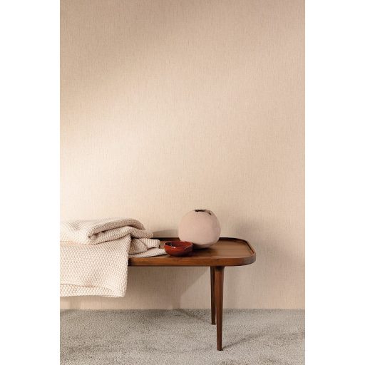 Finoman szőtt lenvászon struktúra tapintási mélységgel meleg krémes-barack tónus tapéta