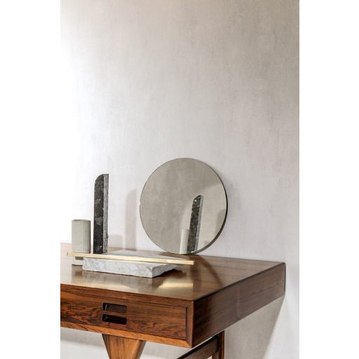 Finoman strukturált beton/vakolat/ minta világosszürke és ezüstfehér tónus fémes részletek tapéta