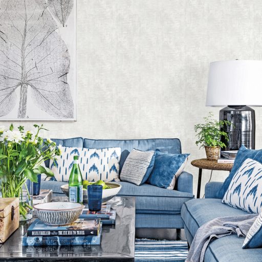 Rusztikus koptatott felületű finom csíkozású vakolat minta földszín - krém homokszín szürkésbézs tónusok finom fény tapéta