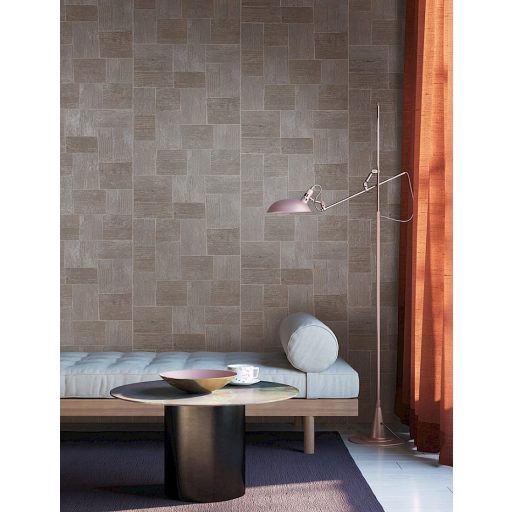 Kézműves fali dekoráció - Fautánzatú felületekből kialakított geometrikus minta bézs szürkésbarna és ezüst fémes hatás tapéta