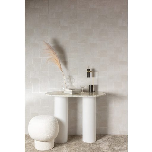 Kézműves fali dekoráció - Fautánzatú felületekből kialakított geometrikus minta szürke szürkésbézs és ezüst fémes hatás tapéta