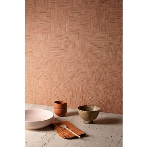 Labirintusra emlékeztető természetes fonallal készült geometrikus minta terrakotta vörösesbarna és szürkésbézs tónus tapéta