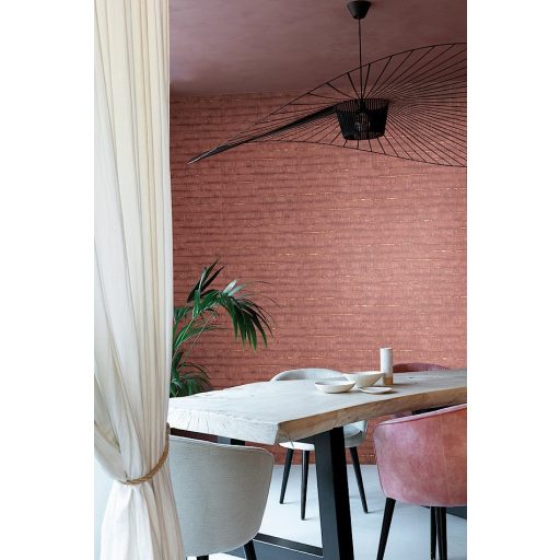 Egyedi szabálytalan csíkokkal megtört repedezett anyagminta vörös/vörösesbarna és arany tónus fémes hatás tapéta