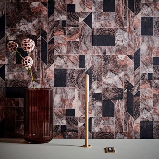 Modern márványminták geometrikus formákba rendezve ólomüveg hatású vonalakkal fekete vörös szürke barna és ezüst tapéta