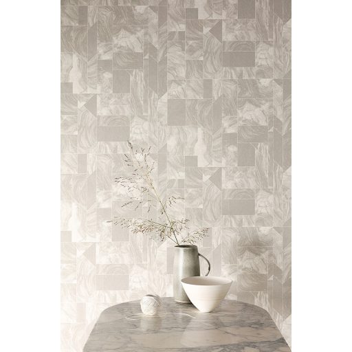 Modern márványminták geometrikus formákba rendezve ólomüveg hatású vonalakkal szürke szürkésbézs fehér és ezüst tapéta