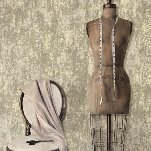 Rusztikus hatású valolatminta koptatott felülettel törtfehér krém bézs/barna és arany tónus finom mintafény tapéta